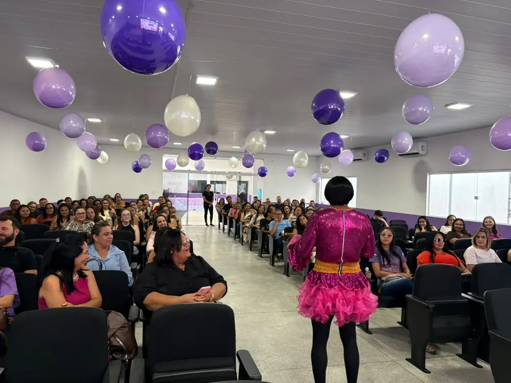Público reunido no auditório