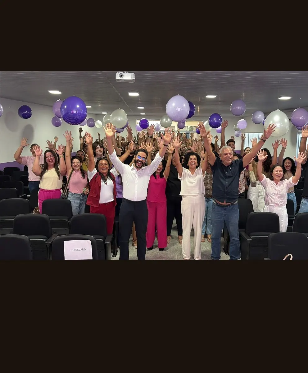 Encerramento do evento com participantes e organizadores