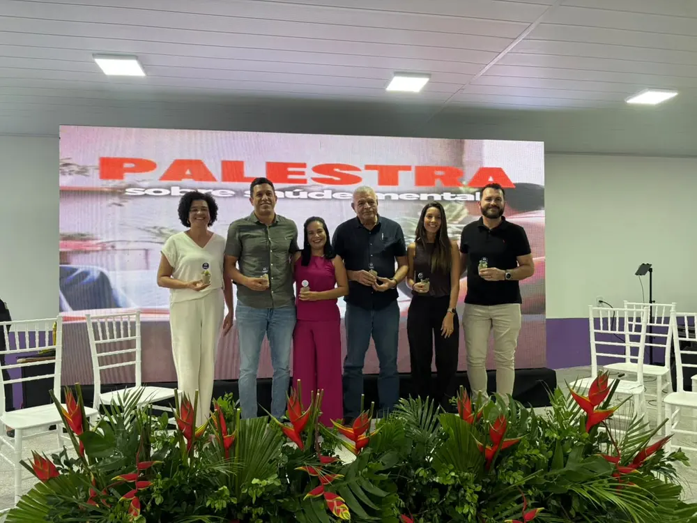 Equipe do Instituto FOCUS e autoridades no palco