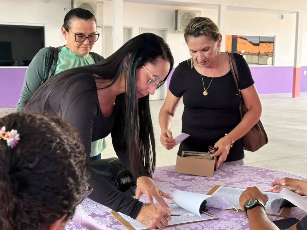 Participantes assinando a lista de presença